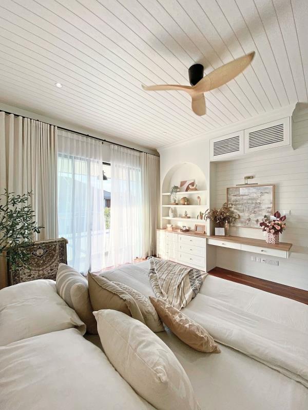 The built-in study table with arched shelves design in the master bedroom.