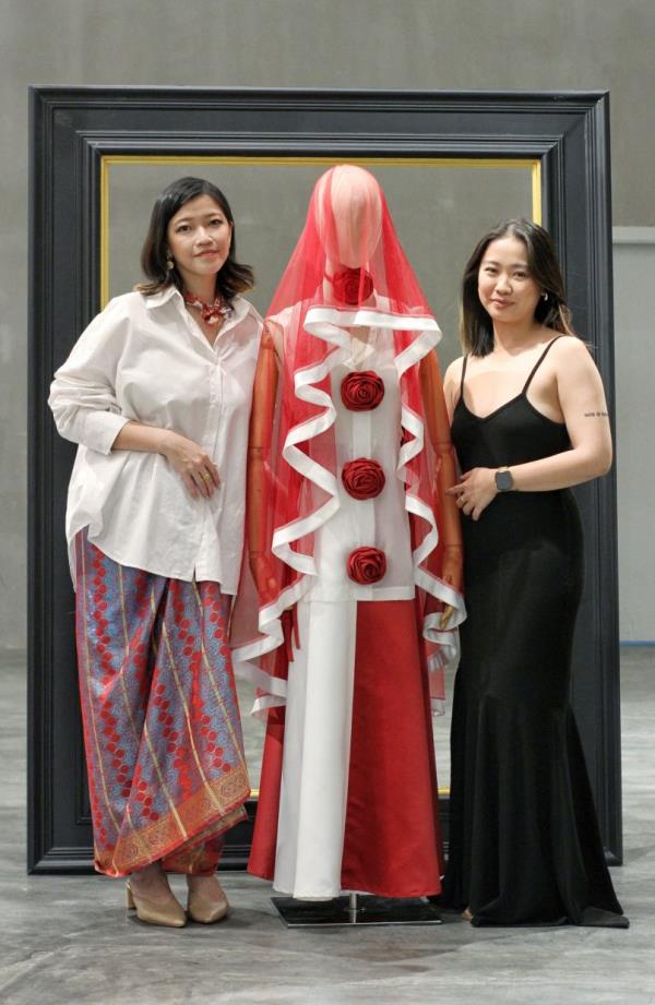 House of Antara co-founders (from left) Woong and Jong with their wearable art-piece titled 'A Rosier Picture' at the Strokes of Resilience: Empowerment through Art exhibition by Saksi Malaysia and Women's Aid Organisation. Photo: The Star/Muhamad Shahril Rosli