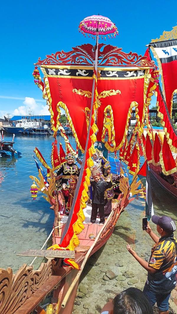 Young kids will usually perform traditio<em></em>nal dances for o<em></em>nlookers and guests during the regatta.