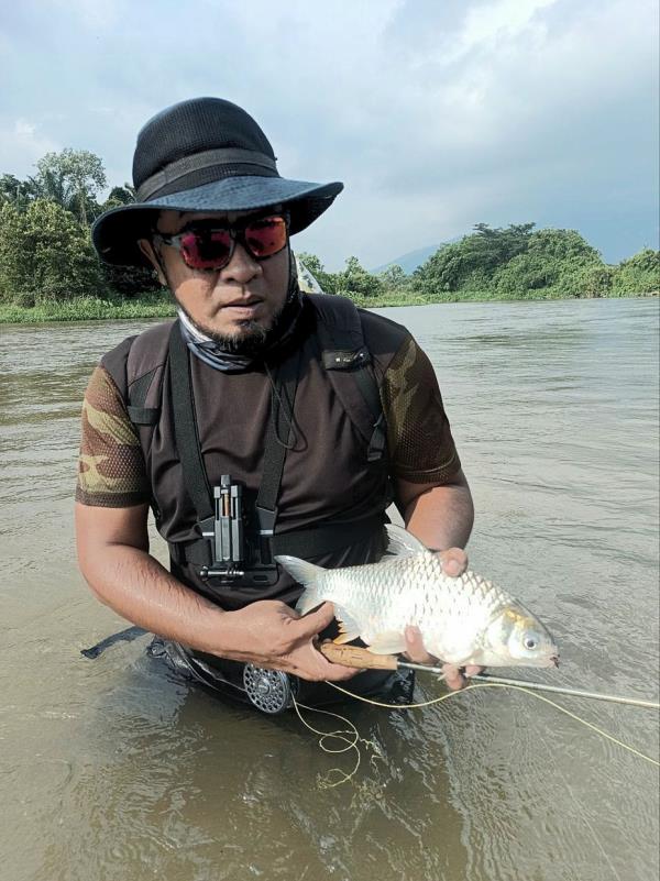 Hafizal with a fat lampam jaw (silver barb).