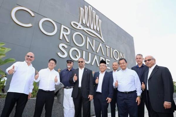 Entrepreneurship and Cooperative Development Minister Datuk Ewon Benedick (second left) taking a group photo during his working visit to Menara Bank Rakyat at Coro<em></em>nation Square, Johor Baru.