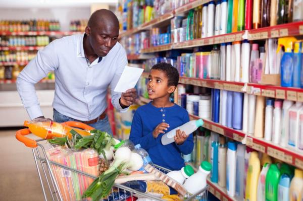 A trip to the supermarket offers a co<em></em>nversation opportunity a<em></em>bout money, like how shopping with a list prevents overspending and unnecessary purchase.