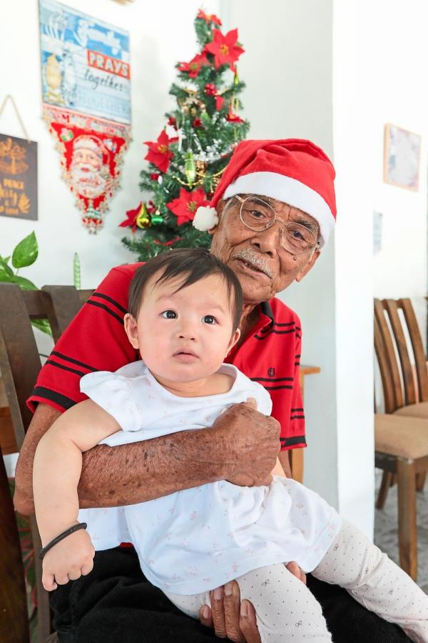 Mark is thrilled to celebrate Christmas with his great-granddaughter Kaylee Yap.