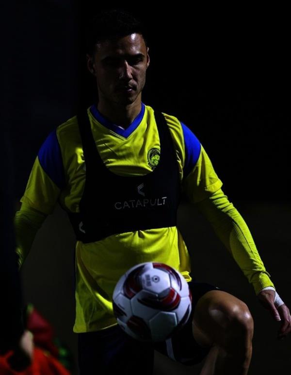 Defender Dion Cools co<em></em>ntrolling the ball at training. — FAM