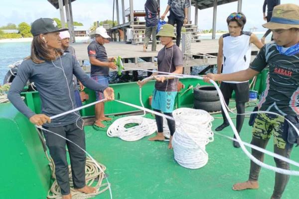 Volunteers preparing to deploy the mooring buoys.