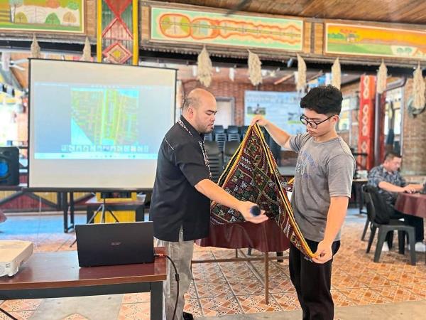 Bobby sharing basic introduction and the many types of textile used to make siga.