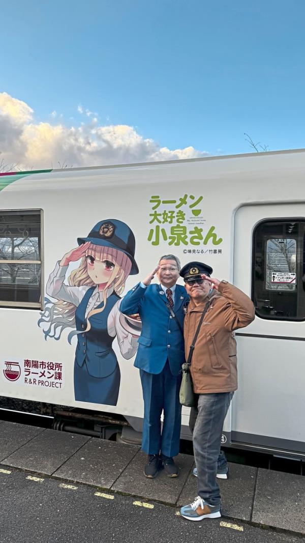 Yamagata tourist train – Flower Lines – station chief Junsan (left), and the writer’s travelmate Michael Ong, who is 71, are such happy-go-lucky men who are living life to the fullest!