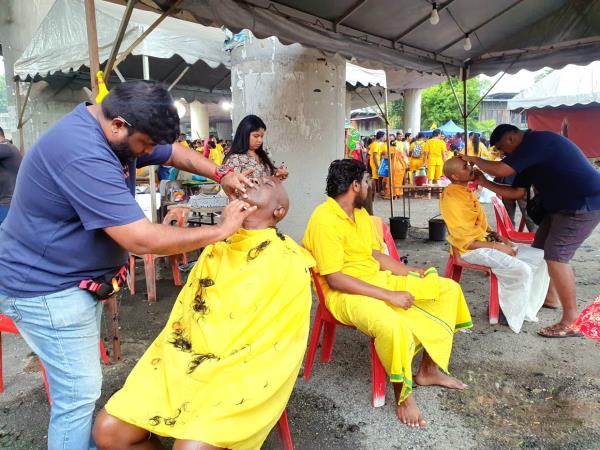 Barbers engage in this service with a sense of respo<em></em>nsibility and dedication, understanding the significance of their role in the religious practices of the devotees.