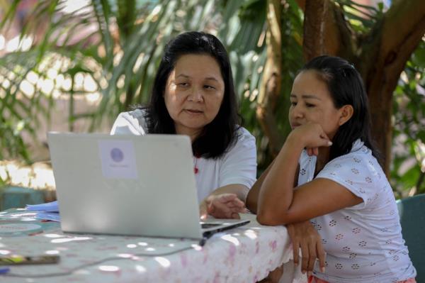 l<em></em>inklado project researcher and creator Noemia Ishikawa (left) and Mariano talk a<em></em>bout how to use the l<em></em>inklado app in Manaus, Amazo<em></em>nas State, Brazil, on January 21, 2024. — AFP