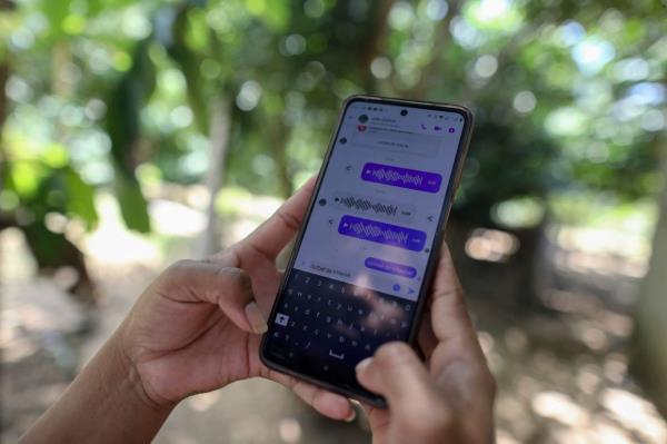 Tikuna's Indigenous woman, Cristina Quirino Mariano, writes a message using the app l<em></em>inklado in the city of Manaus, Amazo<em></em>nas State, northern Brazil. l<em></em>inklado makes it possible to write in the language of more than 40 indigenous groups who want to keep communicating in their own language. — AFP