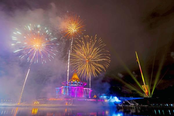 Fireworks shooting into the sky to usher in the new year during Sarawak’s countdown celebration at the Kuching Waterfront.