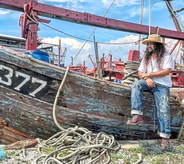 Mohd Zulhilmi grew up in Kuala Kedah, Kedah. He  incorporates elements of this fishing village like fishing nets and seashells in the creation of his hats. 