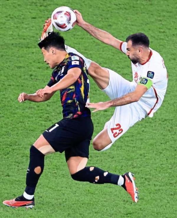 South Korea’s Hwang Heechan and Jordan’s Ehsan Haddad fight for the ball during the semi-final match. — AP