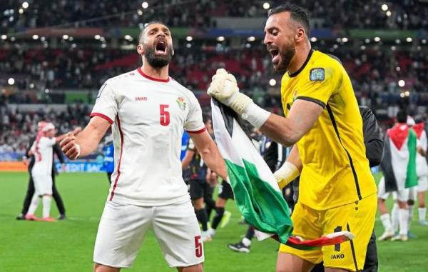 Jordan’s yazan alarab (left) and Jordan’s goalkeeper Yazeed Abulaila celebrate after the semi-final against South Korea. Jordan won 2-0. — AP