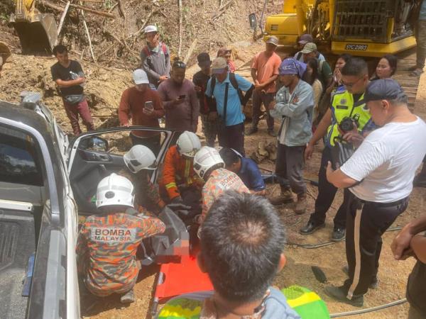 Rescuers placing the body o<em></em>nto a stretcher.
