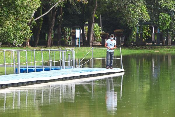A valid fishing pass is required from the Petaling Jaya City Council landscape department to fish at the Kelana Jaya lake.
