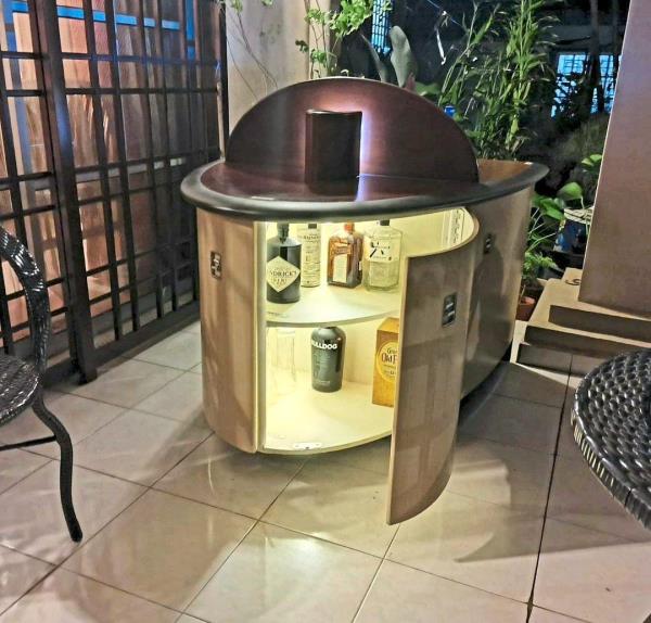 A 747 first class bar sits in the aviation enthusiast's porch. Photo: Dhanendran Sidambaram