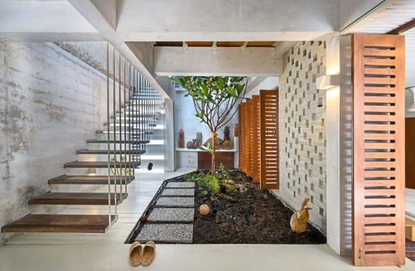 The entrance hall with the staircase to the first floor.