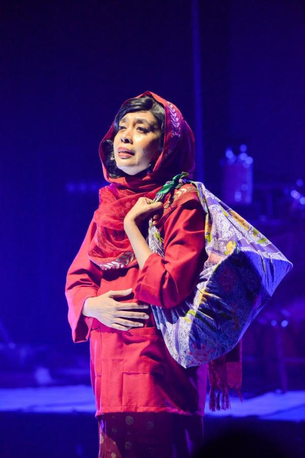 Singer Tria Aziz carries a poignant scene from 'Melur The Musical', a gripping Malaya-era tale born out of mystical legends and the harrowing story of the pontianak. Photo: Liver And Lung 
