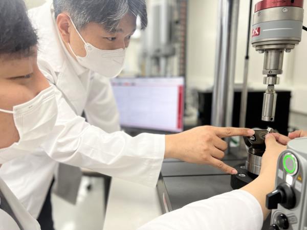 Researchers at the Osstem Implant Research Institute co<em></em>nducting an implant fatigue measurement test.