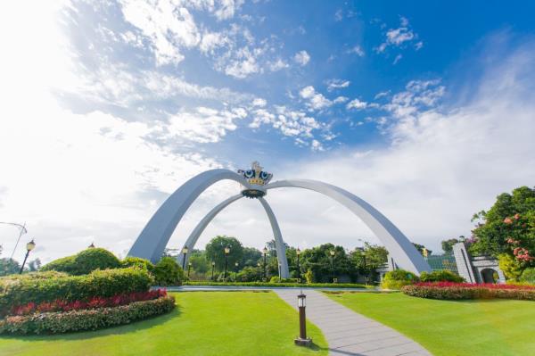 Laman Mahkota, located in front of the grand entrance to Istana Bukit Serene, Johor Baru.