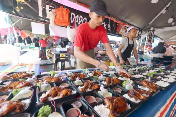SWCorp’s data also shows that Ramadan bazaars are the second largest contributor to the country’s food waste count, after households. — THOMAS YONG/The Star
