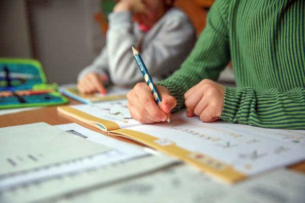 If the child repeatedly makes different mistakes in one and the same word when writing, this could be a sign of a spelling disorder.