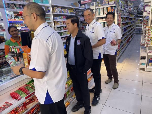 Kinta district MCPF chairman Chung Kok Heung (left) together with his team members purchasing items at a KK Super Mart store in Ipoh city.