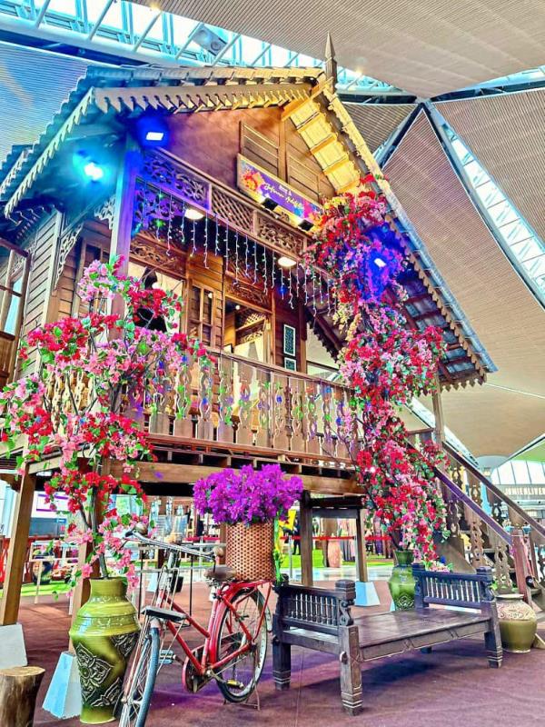 Situated in KLIA Terminal 1, Rumah Kampung Limas was built by the renowned master builder, Masadan. 