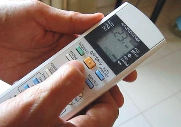While many of us would be tempted to keep the air co<em></em>nditioner on at low temperatures throughout the day and night during hot weather, TCM theory says that prolo<em></em>nged exposure to such temperatures can disrupt the natural ventilation of our skin. So, keep that aircon temperature to a range of 22°C to 26°C, and set it to automatically switch off around 3am at night.
