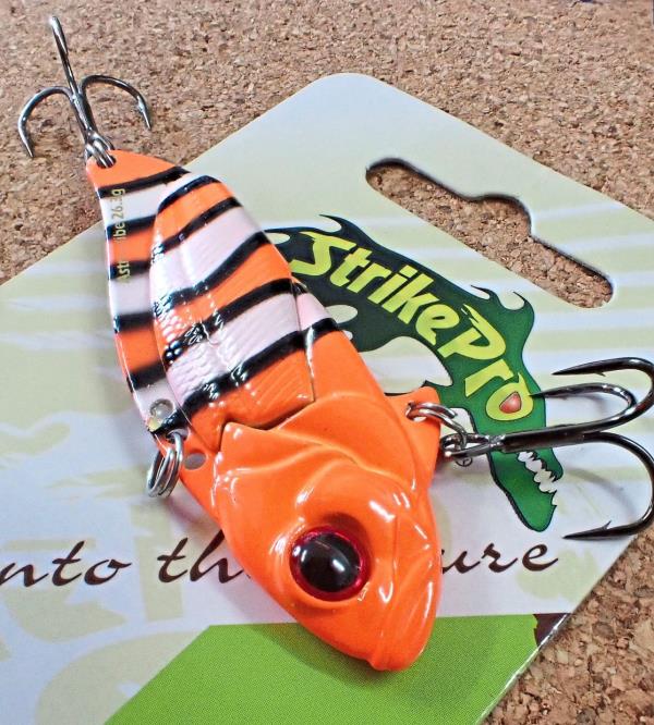 The flat sinking lure design creates strong vibrations when retrieved.