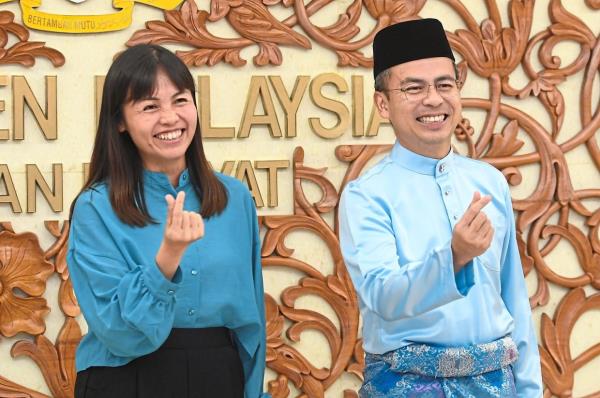 Communications Minister Fahmi Fadzil and his Deputy Teo Nie Ching say the government is committed at realising the Malaysia Media Council. —AZHAR MAHFOF/The Star