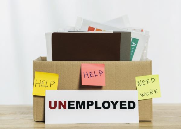 Laid off suddenly? Don’t let this be your fate – keeping your resume up-to-date and touching ba<em></em>se often with your co<em></em>ntacts could help you land a new job or career faster than others in the same predicament. — Image by freepik