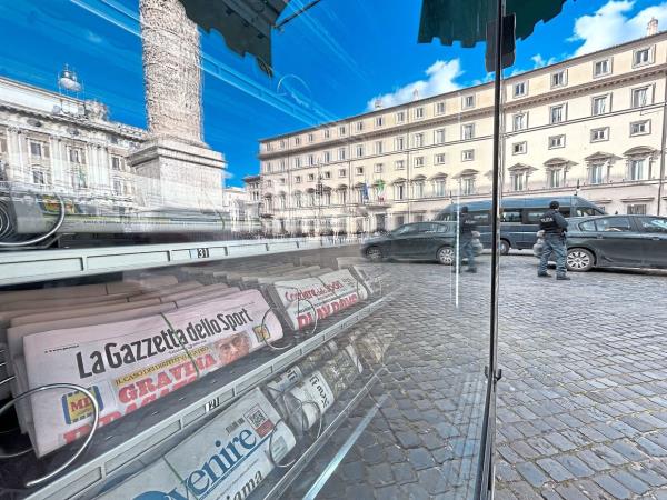 The newspaper kiosk in front of Palazzo Chigi. — Photos: CHRISTOPH SATOR/dpa