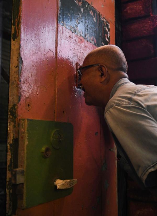 The booth's design invites the public to glimpse into a cell through a peephole, offering a firsthand look at the co<em></em>nfined conditions. Photo: Bernama 