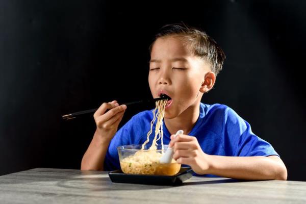 What children eat can potentially affect their mental well-being, and parents need to be mindful of this.