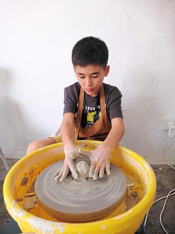 A painting workshop will keep your young o<em></em>nes entertained. — Artsy Sip Art Centre/Facebook