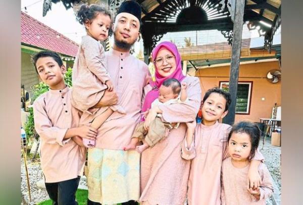 Firdauz (in songkok) with (from left) son Mohammed Zayn Mikhael, 11, daughter Ayla Mikayla, two, (in his arms), wife Nordiana Abdullah, 37, holding three-month-old Mohammed Aali Mateen, son Mohammed Noah Maliqie, nine, and daughter Aara Medina, four.