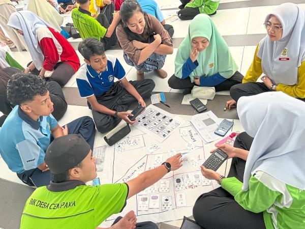 Seco<em></em>ndary school students from SMK Desa Cempaka carrying out hands-on activities that require teamwork.