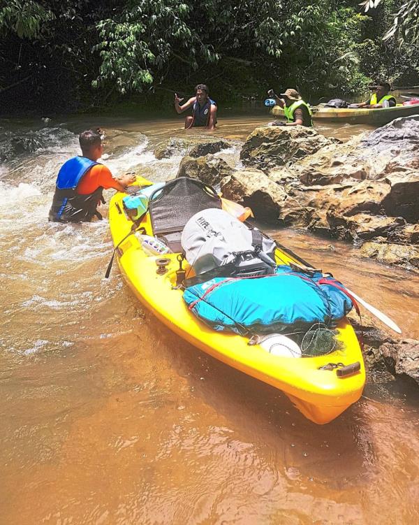 A tough section of Sungai Kenong requiring kayakers to manfully haul their kayaks through strong rapids.