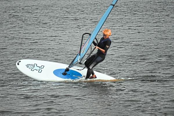 A sharp turn at windsurfing.