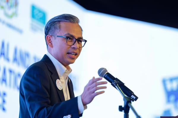 法赫米说，公关从业者需要采用道德沟通来建立信任