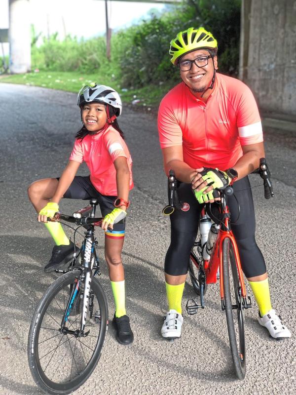 Uzair, who was named the youngest randonneur in 2021, and his biggest supporters Munirah and Ahmad Syauqi. 