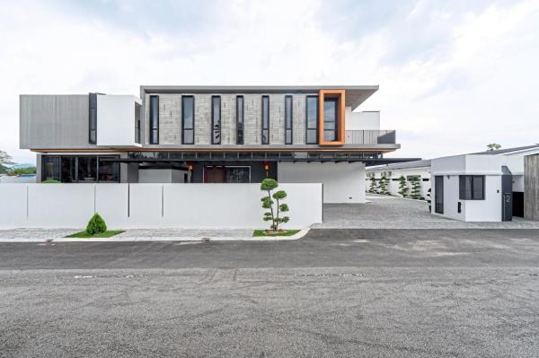 3-Juxta resembles a typical house from the outside but inside, there are essentially three houses under one roof.