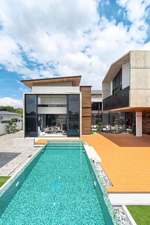 The pool area gives out a tranquil vibe.