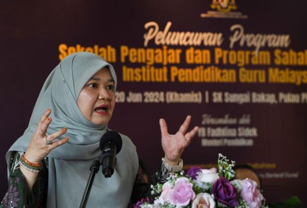 Replacing textbooks with digital learning material, according to Education Minister Fadhlina Sidek will help to overcome the issue of heavy school bags. — Bernama