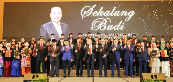 Sabah Chief Minister Datuk Seri Hajiji Noor posed for a group photo with other dignitaries and the recipients of the 35th Sabah Government Excellence Scholarship Award after the presentation ceremony in Kota Kinabalu on Tuesday (Aug 6).