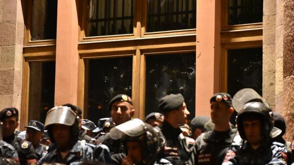 大约100人在埃里温卫生部抗议冲突后要求医疗护理