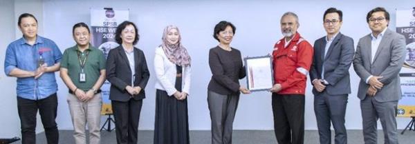 Country Chief Executive of Bureau Veritas Malaysia, Datuk Mohd Nizam bin Abdul Malik handing over the certificate to Datuk Ng Kiat Min, Managing Director of Sabah Ports Sdn Bhd.