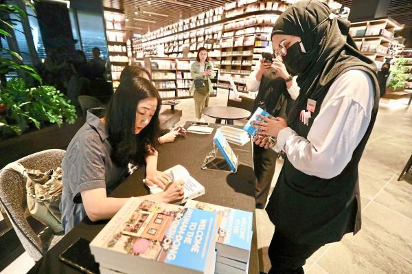 Hwang signing her book at Tsutaya Books Bukit Jalil in Kuala Lumpur last month. Photo: The Star/Low Lay Phon